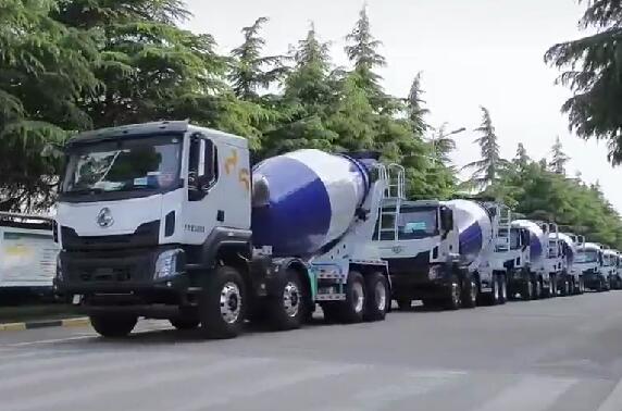市場如此火爆，一批批新車交付用戶。場面壯觀！
